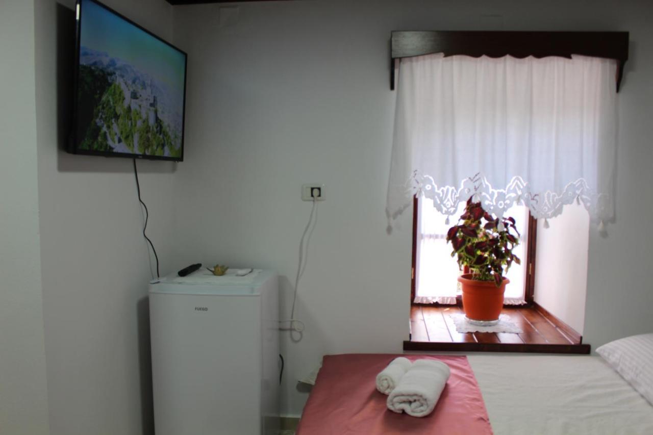 Yuri Guest House จีโรคาสเตอร์ ภายนอก รูปภาพ